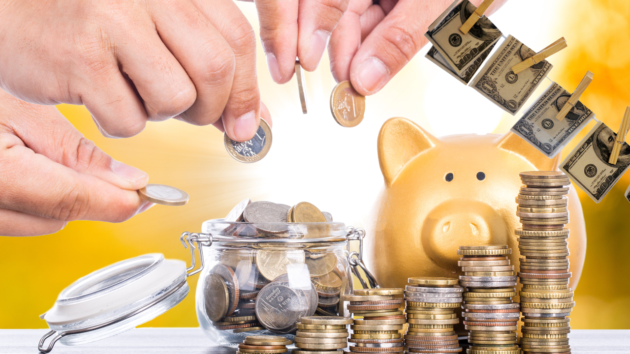 Pessoa organizando suas finanças pessoais em um planejamento para 2025